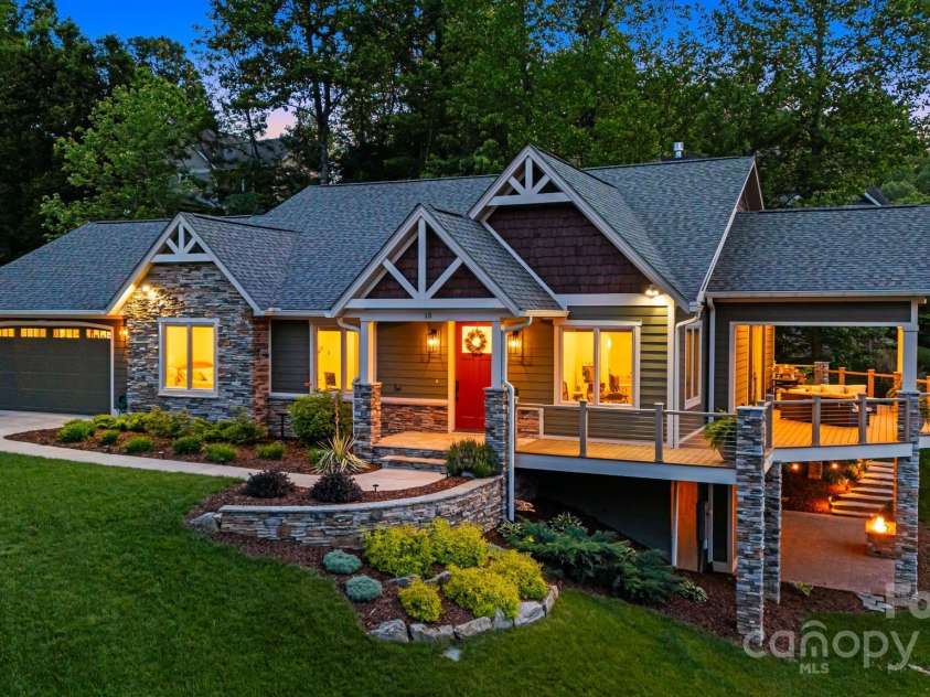 15 Ledgestone Drive, Fairview, NC 28730.  MLS# CAR4263238, YatesRealty ID 18796. 