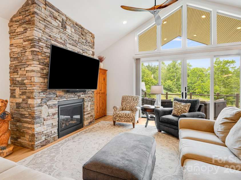15 Ledgestone Drive, Fairview, NC 28730.  MLS# CAR4263238, YatesRealty ID 18796. 