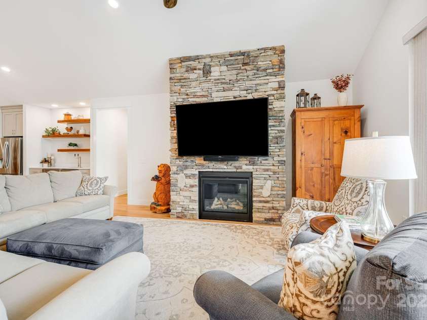 15 Ledgestone Drive, Fairview, NC 28730.  MLS# CAR4263238, YatesRealty ID 18796. 