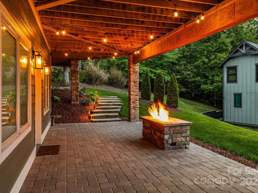 15 Ledgestone Drive, Fairview, NC 28730.  MLS# CAR4263238, YatesRealty ID 18796. 