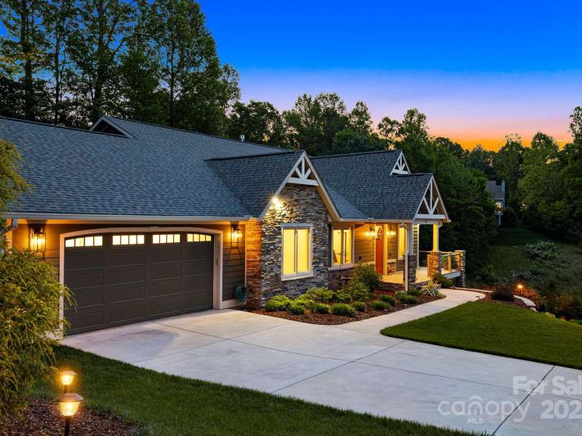 15 Ledgestone Drive, Fairview, NC 28730.  MLS# CAR4263238, YatesRealty ID 18796. 