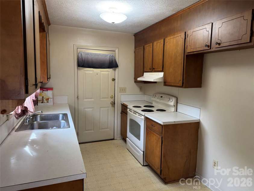 1814 Powerline Drive, Shelby, NC 28152.  MLS# CAR4366683, YatesRealty ID 18797. Kitchen