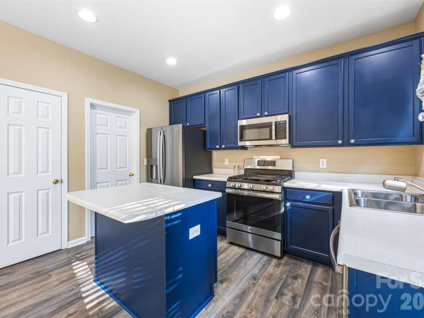 128 Autumn Falls Drive, Lake Wylie, SC 29710.  MLS# CAR4372598, YatesRealty ID 18799. 