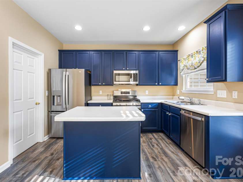 128 Autumn Falls Drive, Lake Wylie, SC 29710.  MLS# CAR4372598, YatesRealty ID 18799. 