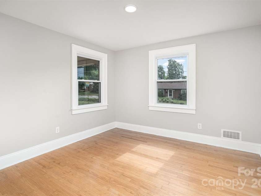 506 7th Street, Hickory, NC 28602.  MLS# CAR4255444, YatesRealty ID 18804. 