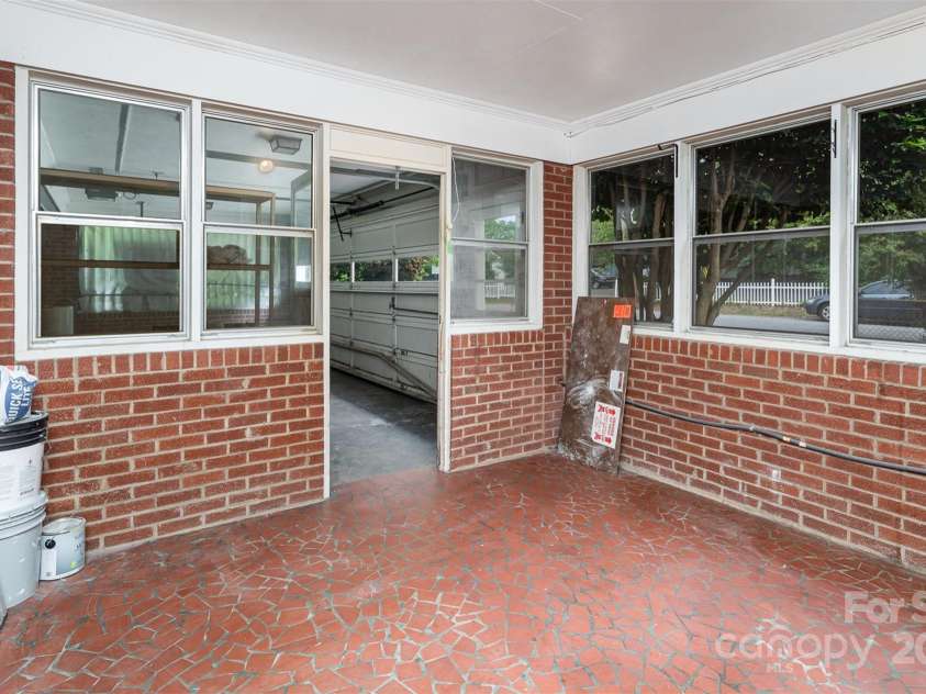 506 7th Street, Hickory, NC 28602.  MLS# CAR4255444, YatesRealty ID 18804. 