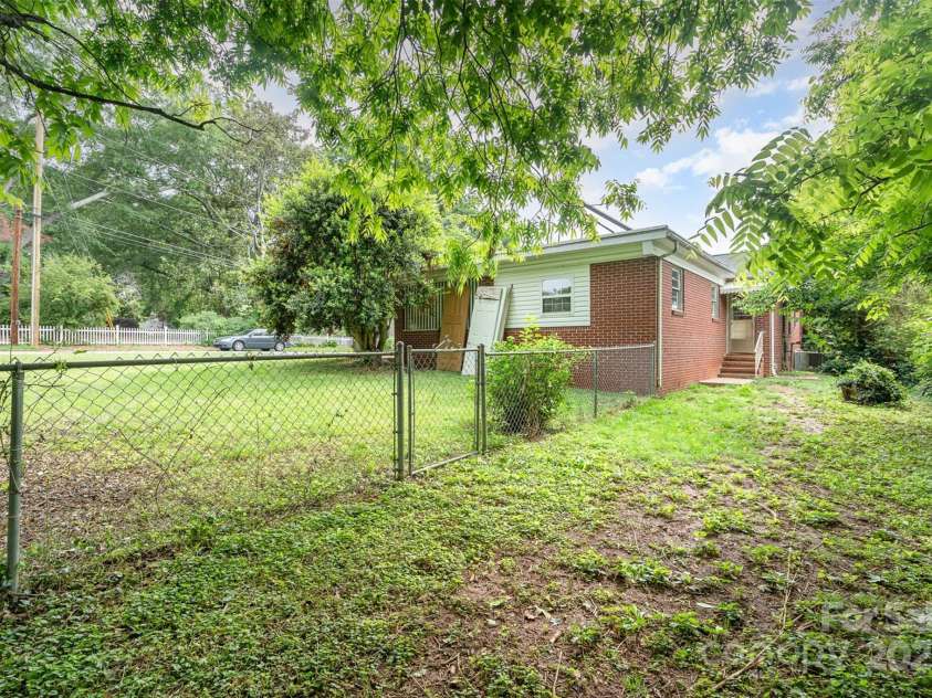 506 7th Street, Hickory, NC 28602.  MLS# CAR4255444, YatesRealty ID 18804. 