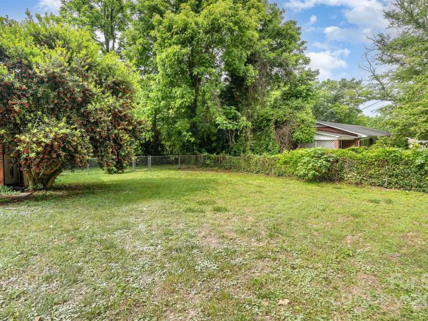 506 7th Street, Hickory, NC 28602.  MLS# CAR4255444, YatesRealty ID 18804. 