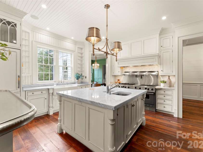 5520 Sharon View Road, Charlotte, NC 28226.  MLS# CAR4360655, YatesRealty ID 18805. Chef’s kitchen featuring oversized island and high-end appliances