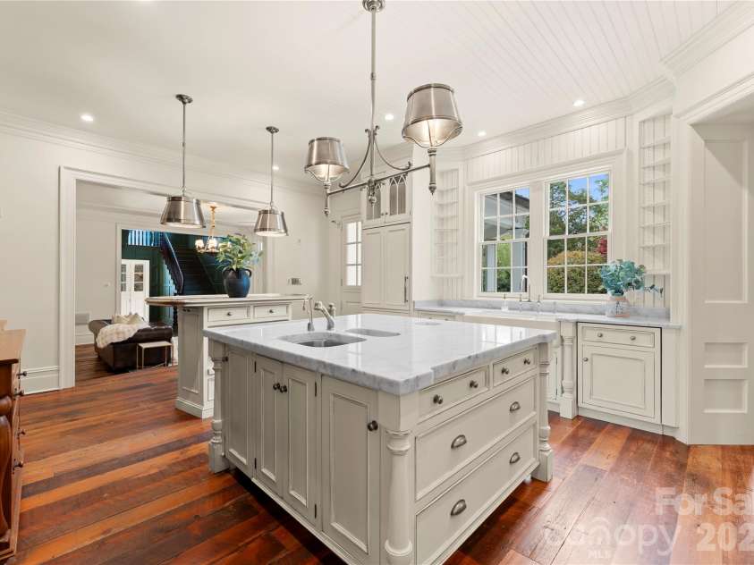 5520 Sharon View Road, Charlotte, NC 28226.  MLS# CAR4360655, YatesRealty ID 18805. Designed for both function and style, the kitchen opens effortlessly to surrounding living spaces