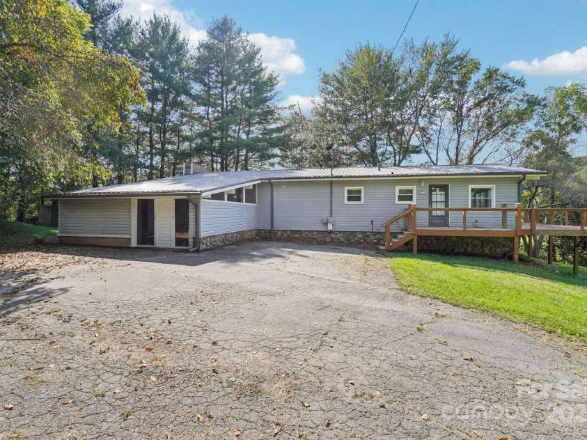 61 Magnolia Drive, Canton, NC 28716.  MLS# CAR4306197, YatesRealty ID 18806. 