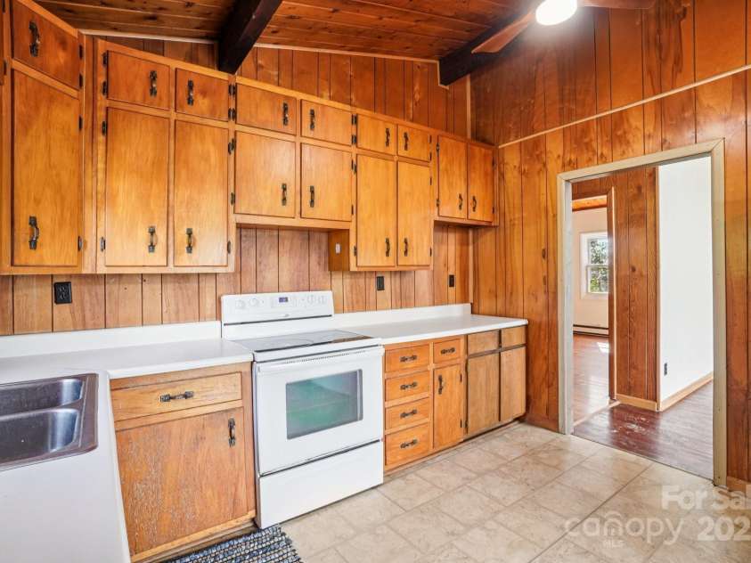 61 Magnolia Drive, Canton, NC 28716.  MLS# CAR4306197, YatesRealty ID 18806. 