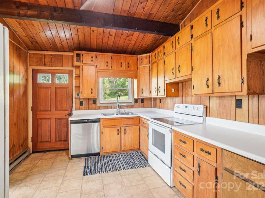 61 Magnolia Drive, Canton, NC 28716.  MLS# CAR4306197, YatesRealty ID 18806. 