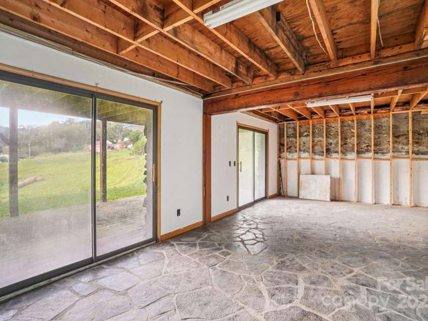 61 Magnolia Drive, Canton, NC 28716.  MLS# CAR4306197, YatesRealty ID 18806. 