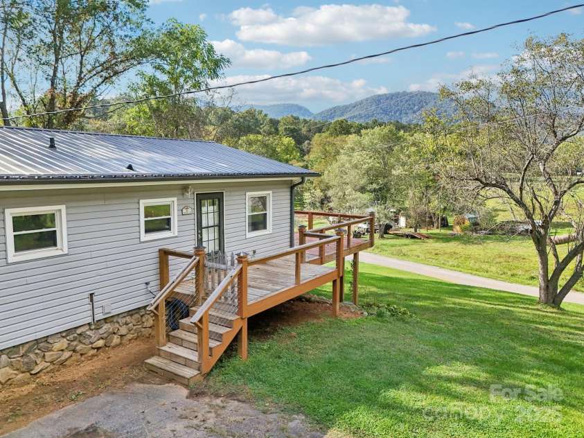 61 Magnolia Drive, Canton, NC 28716.  MLS# CAR4306197, YatesRealty ID 18806. 