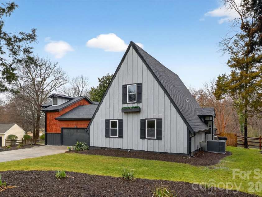 10054 Four Mile Creek Road, Charlotte, NC 28277.  MLS# CAR4336050, YatesRealty ID 18811. 