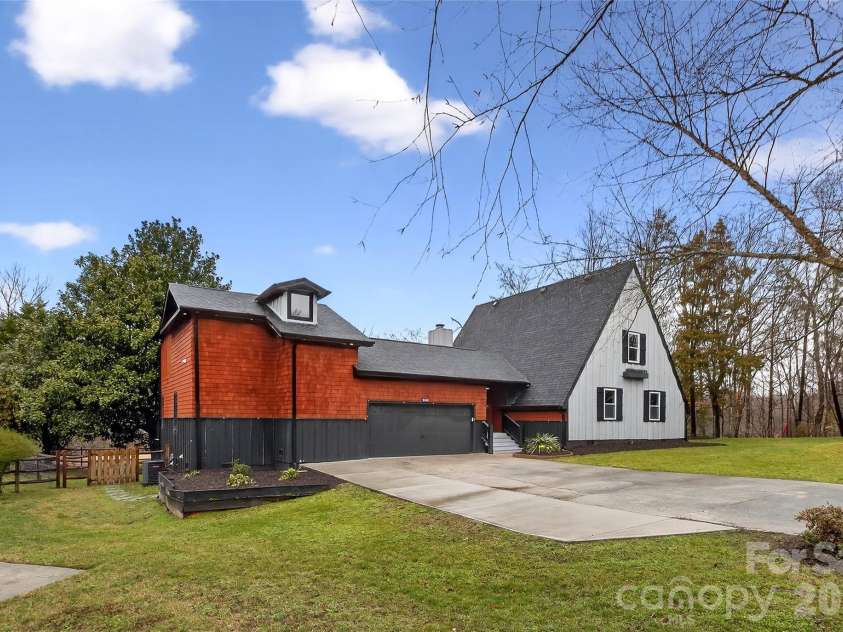 10054 Four Mile Creek Road, Charlotte, NC 28277.  MLS# CAR4336050, YatesRealty ID 18811. 