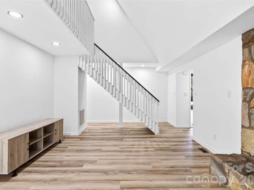 10054 Four Mile Creek Road, Charlotte, NC 28277.  MLS# CAR4336050, YatesRealty ID 18811. 