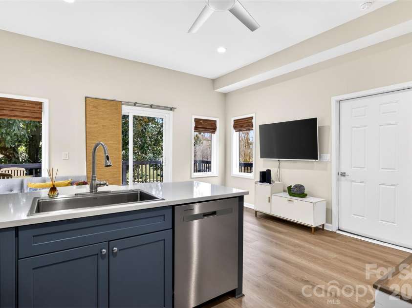 10054 Four Mile Creek Road, Charlotte, NC 28277.  MLS# CAR4336050, YatesRealty ID 18811. 
