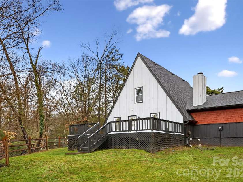 10054 Four Mile Creek Road, Charlotte, NC 28277.  MLS# CAR4336050, YatesRealty ID 18811. 