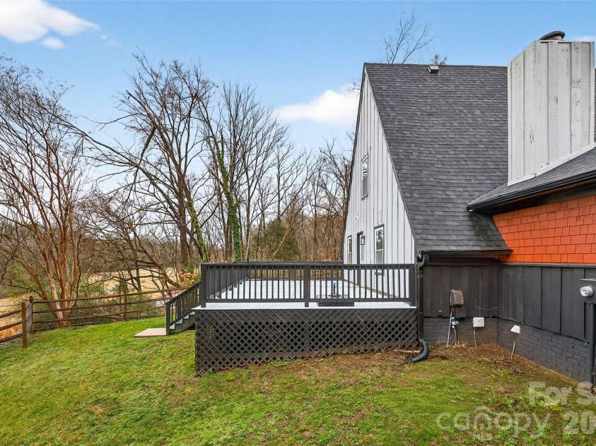10054 Four Mile Creek Road, Charlotte, NC 28277.  MLS# CAR4336050, YatesRealty ID 18811. 