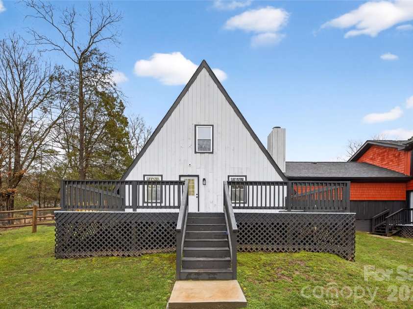 10054 Four Mile Creek Road, Charlotte, NC 28277.  MLS# CAR4336050, YatesRealty ID 18811. 