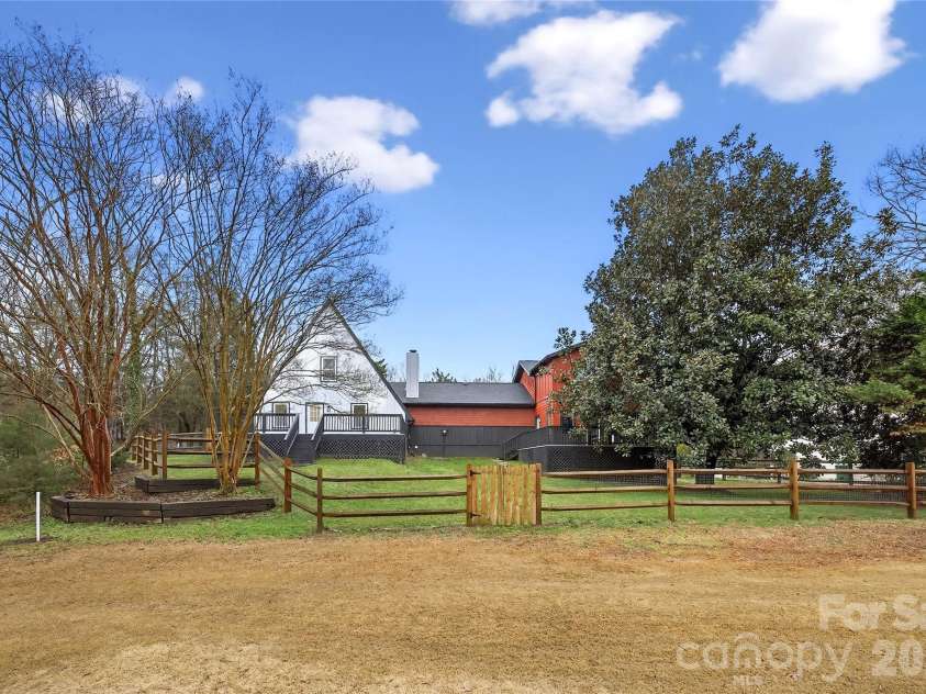 10054 Four Mile Creek Road, Charlotte, NC 28277.  MLS# CAR4336050, YatesRealty ID 18811. 