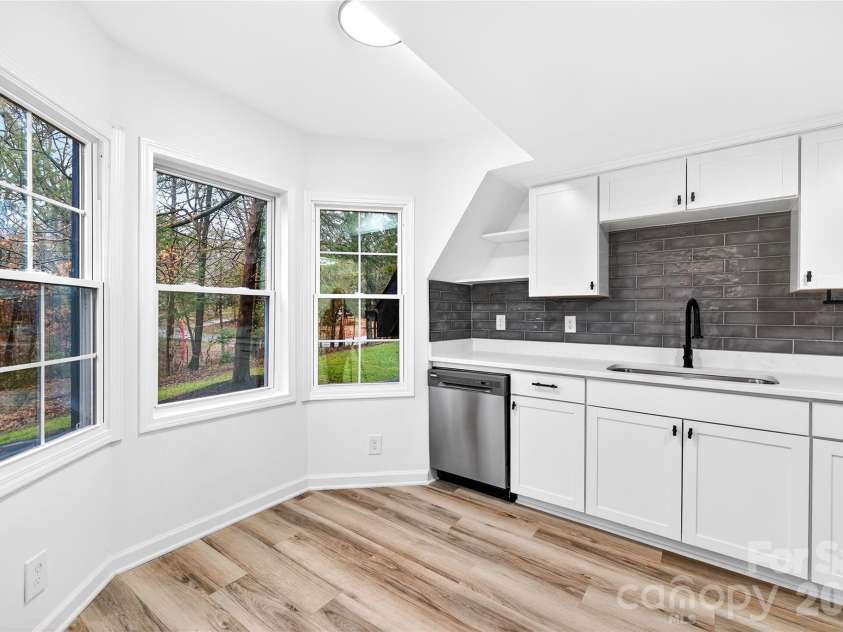 10054 Four Mile Creek Road, Charlotte, NC 28277.  MLS# CAR4336050, YatesRealty ID 18811. Main house kitchen