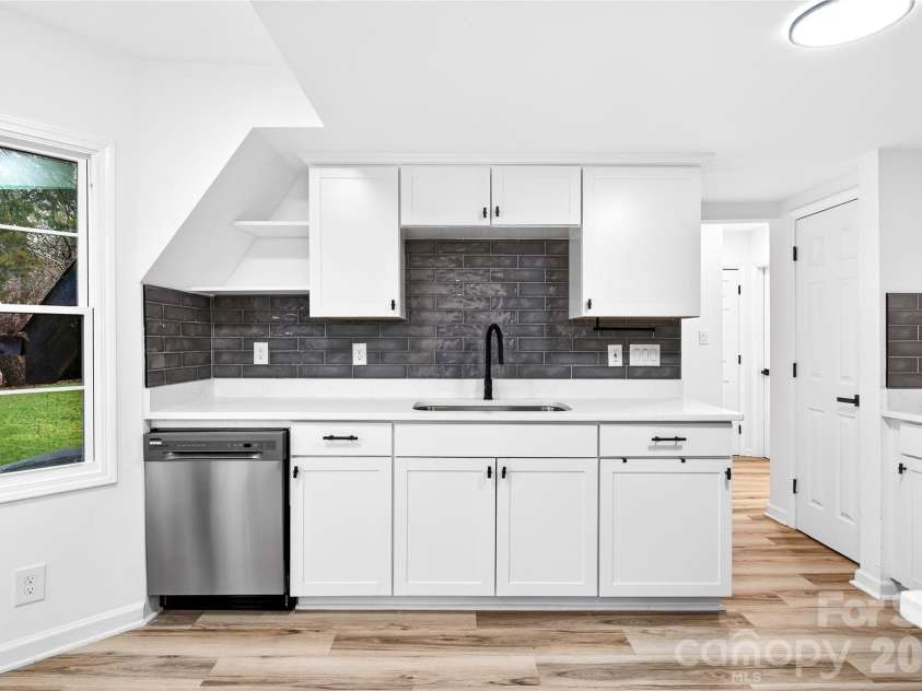 10054 Four Mile Creek Road, Charlotte, NC 28277.  MLS# CAR4336050, YatesRealty ID 18811. Main housr kitchen