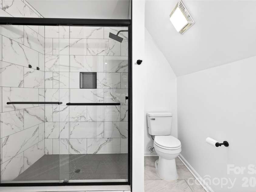 10054 Four Mile Creek Road, Charlotte, NC 28277.  MLS# CAR4336050, YatesRealty ID 18811. Master bathroom 