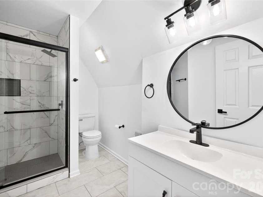 10054 Four Mile Creek Road, Charlotte, NC 28277.  MLS# CAR4336050, YatesRealty ID 18811. Master bathroom