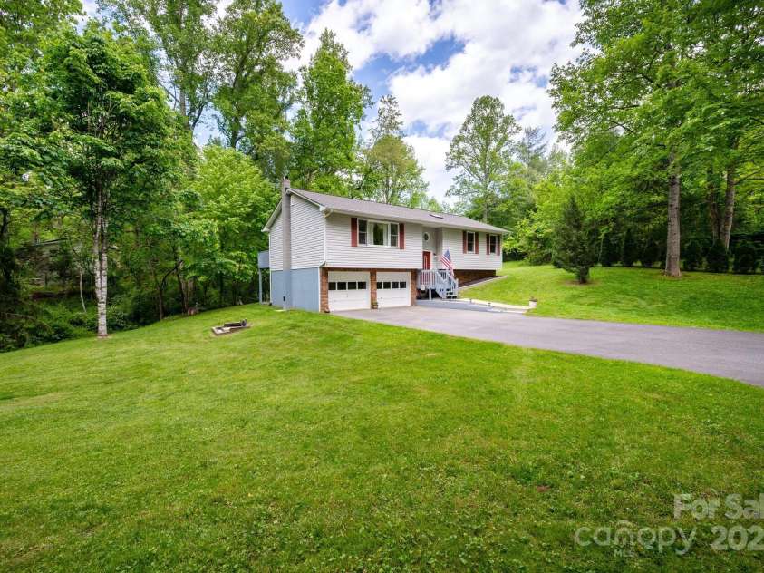 15 Heather Lane, Fairview, NC 28730.  MLS# CAR4247660, YatesRealty ID 18812. 