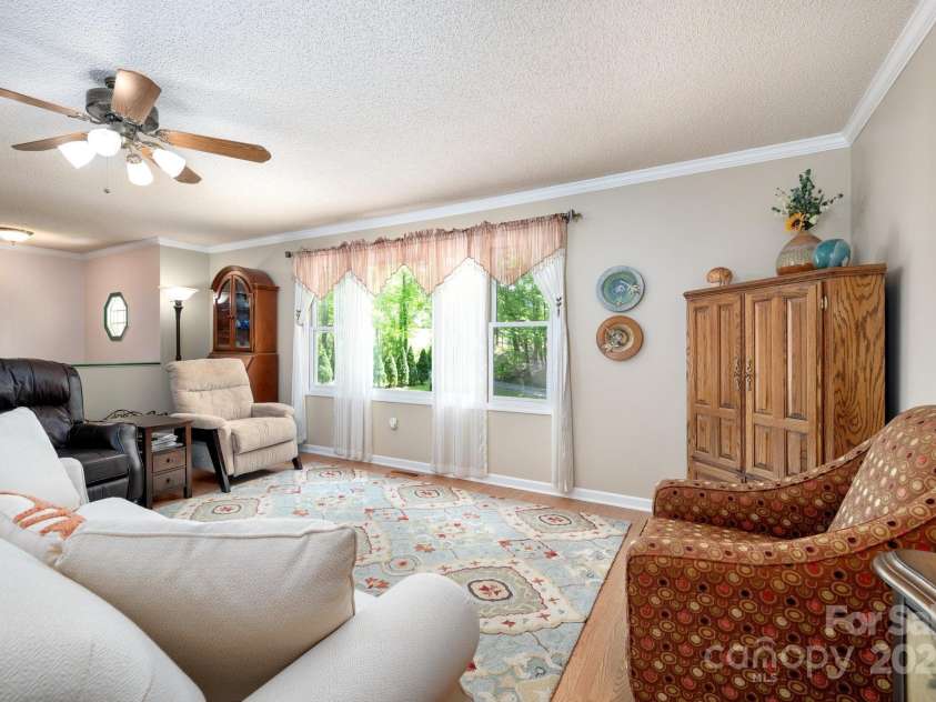 15 Heather Lane, Fairview, NC 28730.  MLS# CAR4247660, YatesRealty ID 18812. 