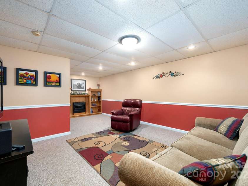 15 Heather Lane, Fairview, NC 28730.  MLS# CAR4247660, YatesRealty ID 18812. 