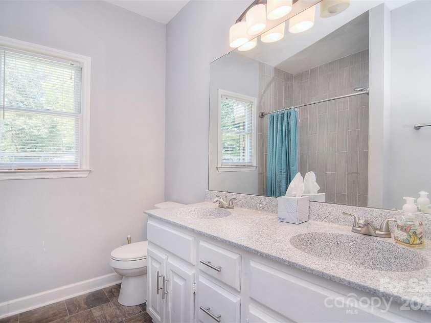16433 Grapperhall Drive, Huntersville, NC 28078.  MLS# CAR4259053, YatesRealty ID 18814. 