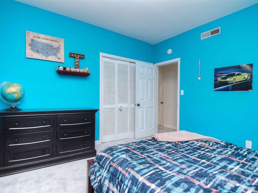 16433 Grapperhall Drive, Huntersville, NC 28078.  MLS# CAR4259053, YatesRealty ID 18814. 
