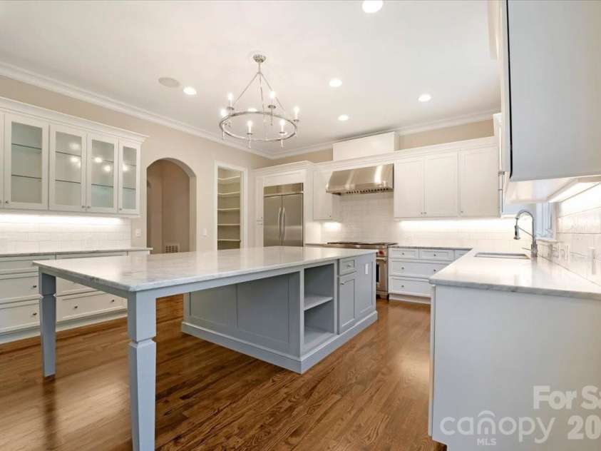 16728 Ashton Oaks Drive, Charlotte, NC 28278.  MLS# CAR4401853, YatesRealty ID 18814. Thoughtfully designed for both everyday living and effortless entertaining, the kitchen offers generous gathering space, exceptional craftsmanship, and a natural connection to the heart of the home.