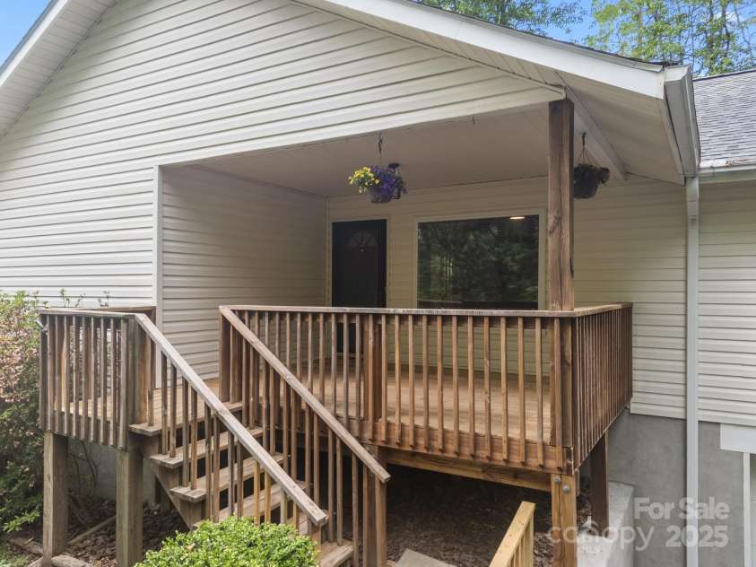 16 Lake Forest Lane, Hendersonville, NC 28739.  MLS# CAR4258003, YatesRealty ID 18815. 