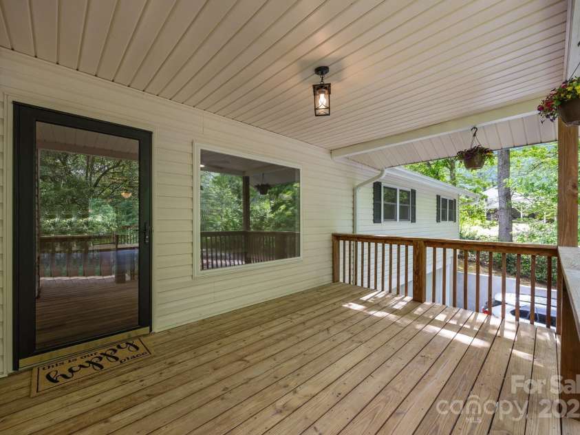 16 Lake Forest Lane, Hendersonville, NC 28739.  MLS# CAR4258003, YatesRealty ID 18815. 