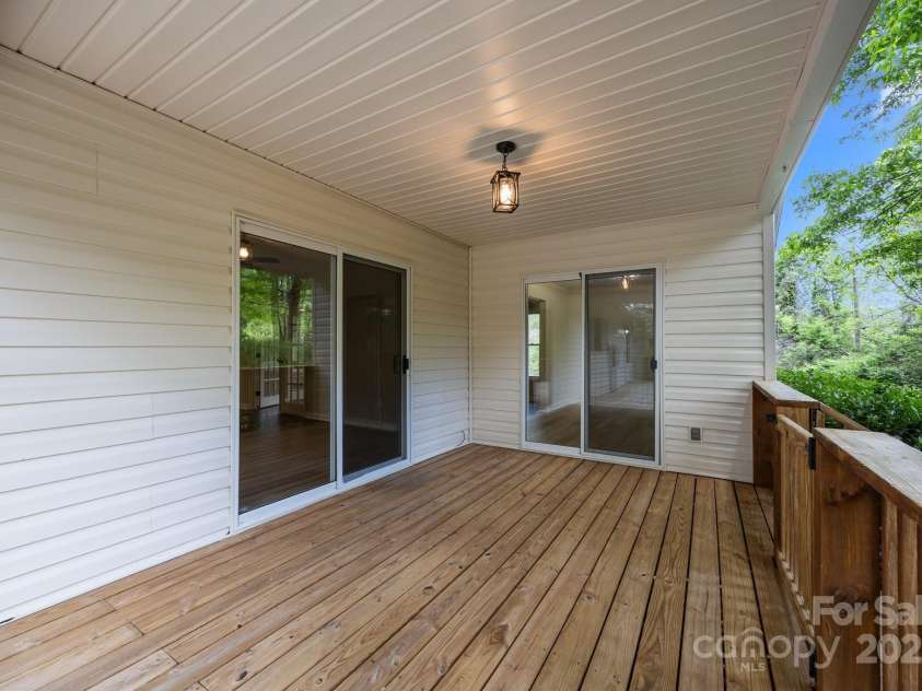 16 Lake Forest Lane, Hendersonville, NC 28739.  MLS# CAR4258003, YatesRealty ID 18815. 