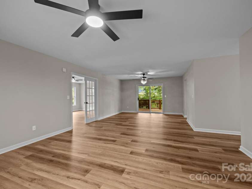 16 Lake Forest Lane, Hendersonville, NC 28739.  MLS# CAR4258003, YatesRealty ID 18815. 