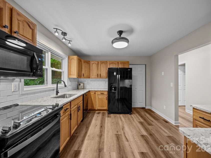 16 Lake Forest Lane, Hendersonville, NC 28739.  MLS# CAR4258003, YatesRealty ID 18815. 