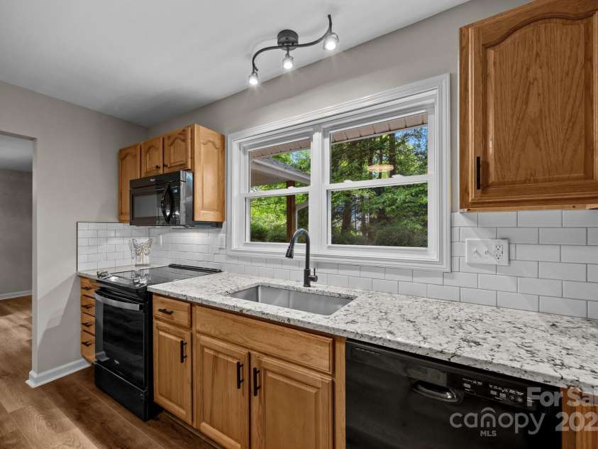 16 Lake Forest Lane, Hendersonville, NC 28739.  MLS# CAR4258003, YatesRealty ID 18815. 