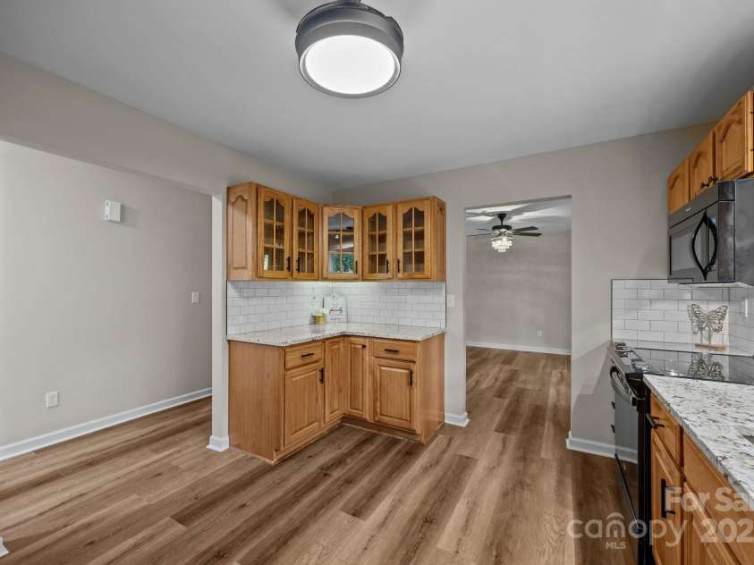 16 Lake Forest Lane, Hendersonville, NC 28739.  MLS# CAR4258003, YatesRealty ID 18815. 