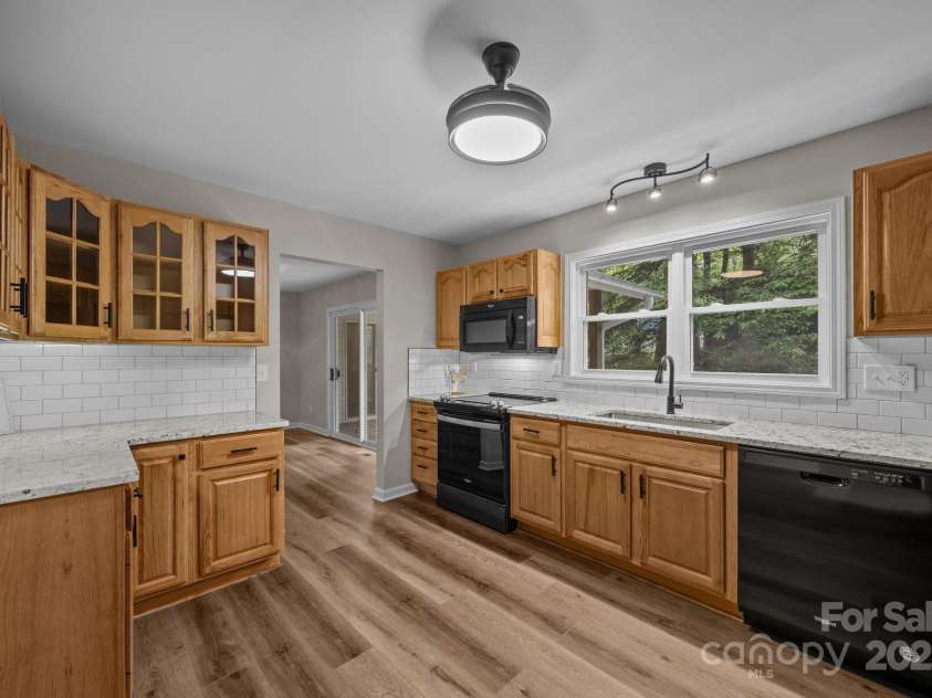 16 Lake Forest Lane, Hendersonville, NC 28739.  MLS# CAR4258003, YatesRealty ID 18815. 