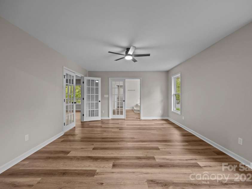 16 Lake Forest Lane, Hendersonville, NC 28739.  MLS# CAR4258003, YatesRealty ID 18815. 