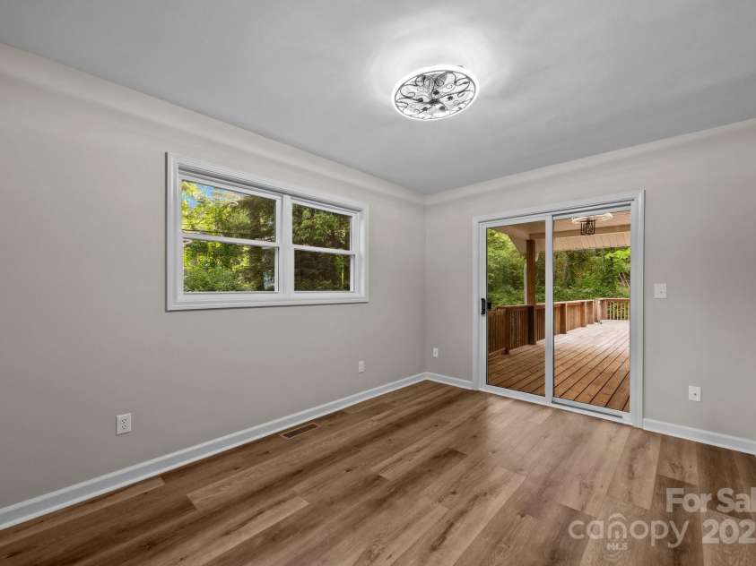 16 Lake Forest Lane, Hendersonville, NC 28739.  MLS# CAR4258003, YatesRealty ID 18815. 