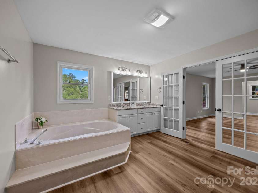 16 Lake Forest Lane, Hendersonville, NC 28739.  MLS# CAR4258003, YatesRealty ID 18815. 