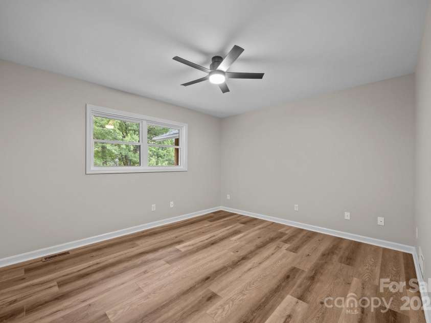 16 Lake Forest Lane, Hendersonville, NC 28739.  MLS# CAR4258003, YatesRealty ID 18815. 