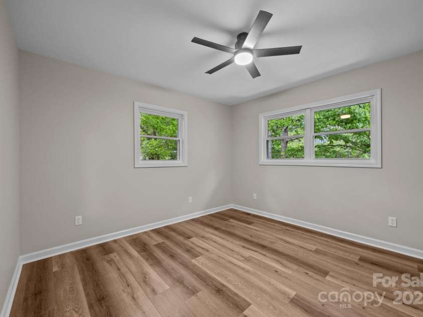 16 Lake Forest Lane, Hendersonville, NC 28739.  MLS# CAR4258003, YatesRealty ID 18815. 